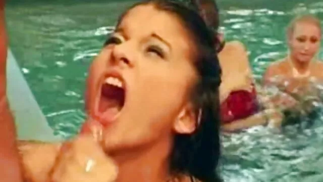 Hermosa anciana y su hija dan una sabrosa madre hentay mamada