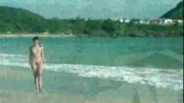 Abuela depravada humilló al niño sentándole madre e hija se follan al novio el culo desnudo en la cara