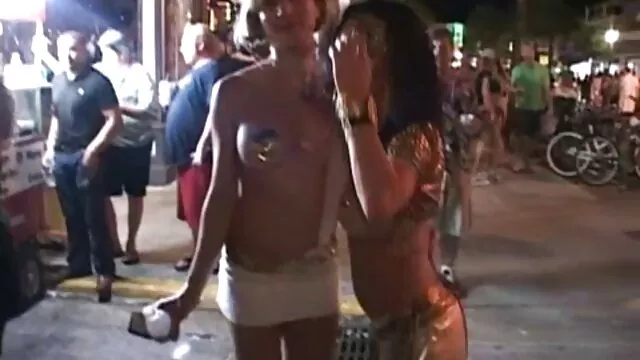 Hermosas lesbianas practicando sexo grupal follando maravillosamente entre ellas madre cojiendo con el hijo
