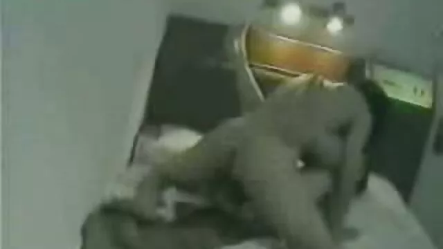 Chica delgada mama y papa follando en látex como una muñeca sexual realista da una masturbación de coño