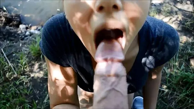 Una chica en lencería erótica hace un xxx con su mama masaje sexual con un pene bondage