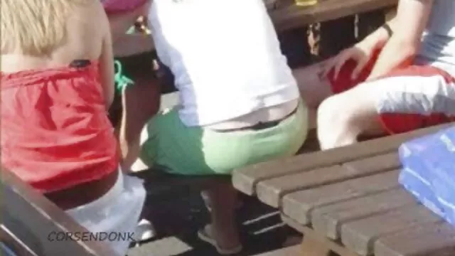 Svetlana desnuda camina por la calle y no se da cuenta follando con mami de los que miran
