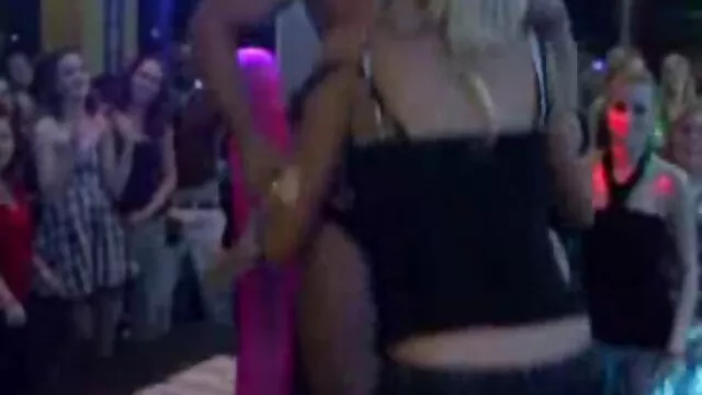 Dos hombres y una chica ver video porno de madre e hijo follan activamente en la habitación