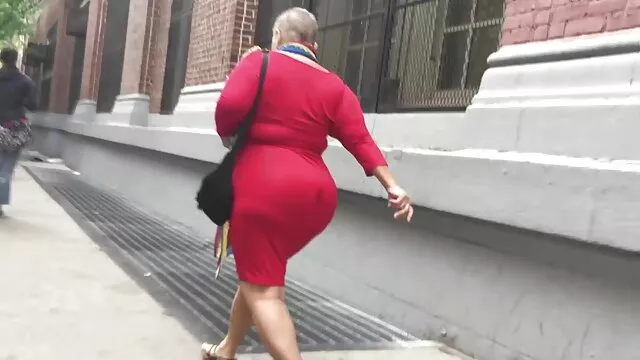 Macho calvo hizo que la perra se corriera de placer con un sexo anal a mi madre juguete