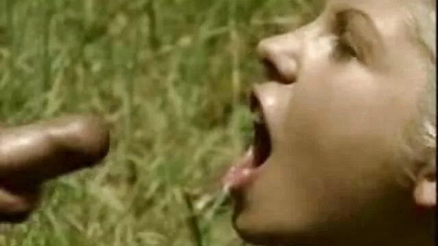 Mientras su madre incesto entre madre e hija iba a buscar un regalo, Lisa logró tener sexo
