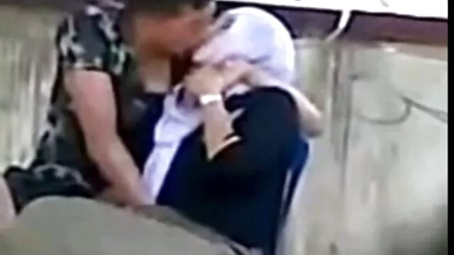 Una bella mulata es frita video de madres maduras con ganas por un amante blanco con gorra calva