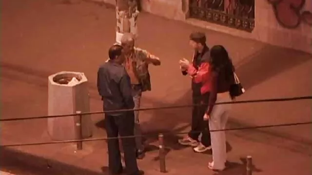 La hembra madres xxx con hijos ató a un nuevo compañero y le hizo verla follar
