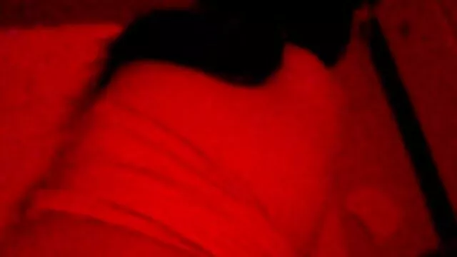 Habiendo perdido las cartas por desvestirse, la bella chupa la polla de madres masturvandose su joven
