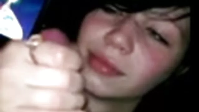 El jefe le dio a la secretaria para que le chupe papa y mama follando la deliciosa polla