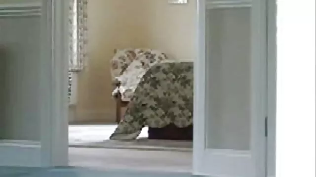Dos tíos tiran de hentai de mamas una hermosa rusa