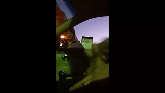 A madre follada por el hijo Donna la dejaron en un círculo y la insertaron en sus dos agujeros al mismo tiempo.
