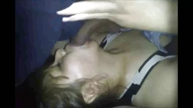 Gimnasta rusa con foyando a mi mama máscara se desnuda para la cámara