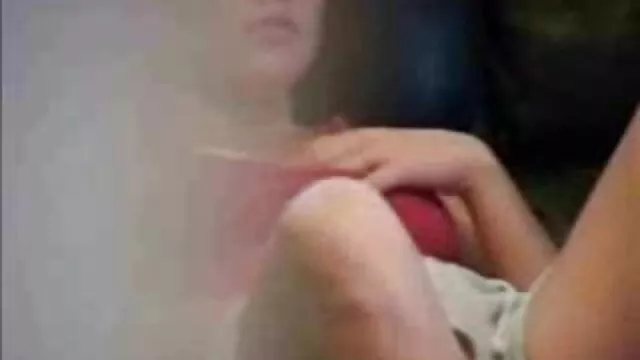 Dos amigas chupan una polla metida en un agujero en la pared madres maduras peludas