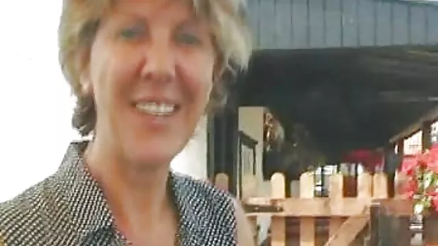 Una doctora lesbiana incesto real madre experimentada se folla a un paciente caliente