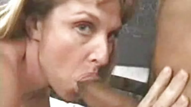 Una compañera empujó a una bella follando a la madre del amigo brasileña en la boca