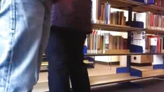Pervertidos madres e hijos xx se orinan durante el sexo oral en el baño