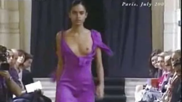 Chicos rusos se follan a una chica guapa xxx mamás en la boca con una multitud
