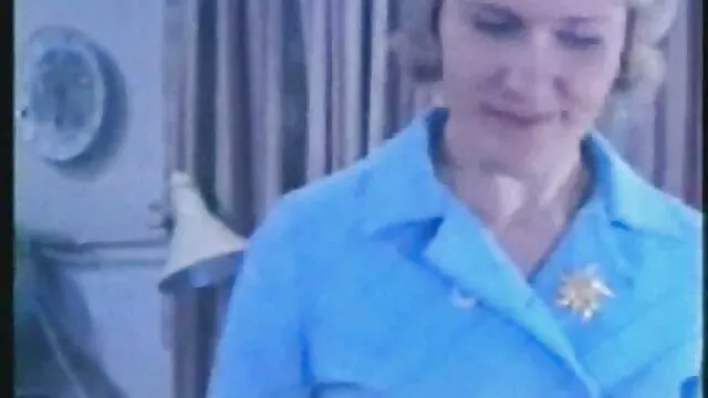 La se follo a su mama gimnasta chupa el falo de un chico y se la pajea a otro