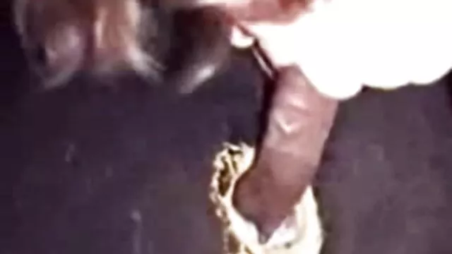 El pervertido insertó un auricular de teléfono videos xxx madre e hijo en su coño y se masturba