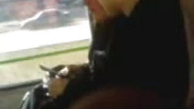 El hijo le mama a su mamá con una polla en la boca y incesto entre madre e hija la obliga a chupar