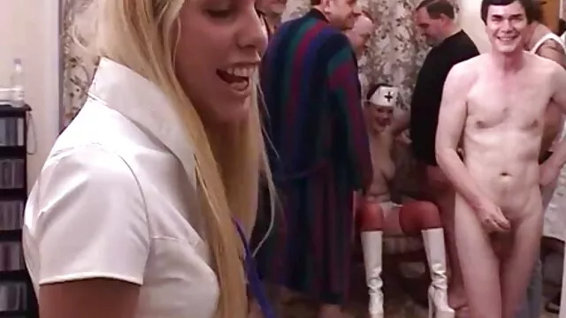 Pervertido se masturba en una silla madres cojidas ginecológica
