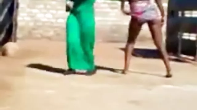 Chica madres muy zorras en falda corta se entregó a un chico en la cocina