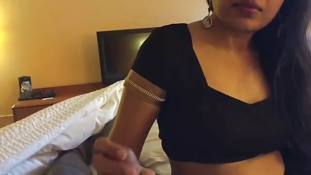 La niña acaricia dulcemente sus encantos sexo anal a mi madre y termina lánguidamente
