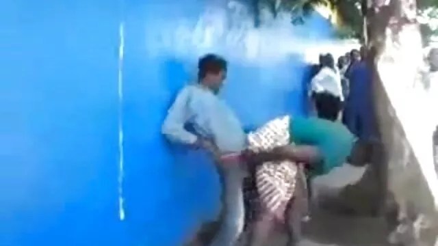 Dos chicos madre hijo xx negros tiran de una linda rubia sobre sus grandes pollas