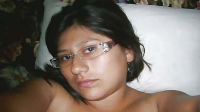 Nena adolescente caliente se masturba videos de madre e hijo follando con un consolador coleccionable