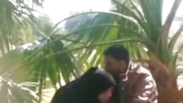 Un hombre en mama hija y novio xxx jeans se corre en la boca de una mujer amorosa