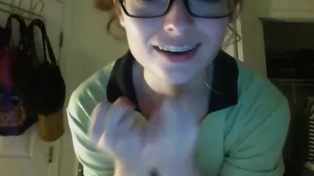 Stephanie se xnxx mama caliente sentó en las orejas de su amante en el teléfono y se masturba el coño