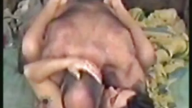 Salió de la ciudad y abrió videos madres lesbianas una puta en el bosque.