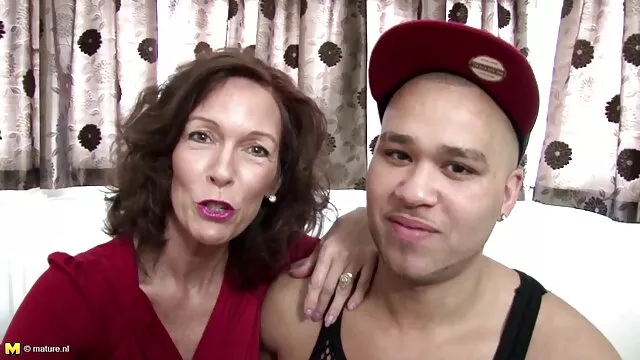 Chica en madre e hijo culeando Nochevieja le dio a su novio una excelente mamada