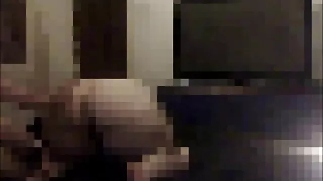 La chica se sentó con videos pornos de mamas su coño depilado sobre las piedras y posa para el hombre