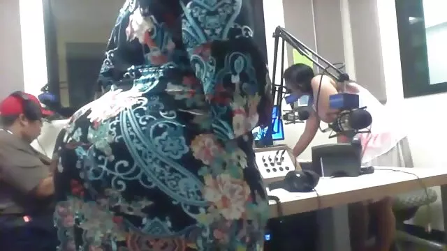 Julia madre follada en la cocina metió la mano en el ano de su ama