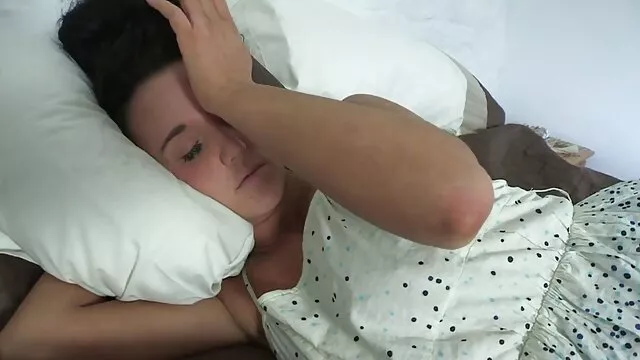El chico no dejó que la culiando ami madre monada se ejercitara normalmente y la folló duro en su coño sin afeitar.