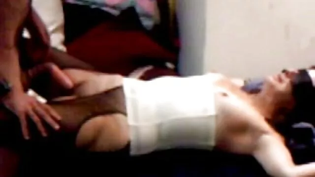 La morena se relajó y le chupó la polla al me follo a mi madre dormida tío en el picnic